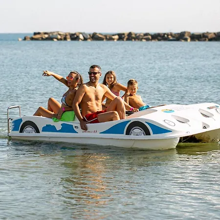 Bikini Tropicana Family فندق 3*