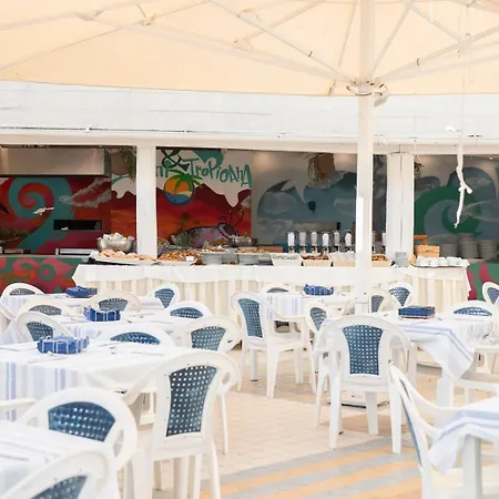 Bikini Tropicana Family فندق